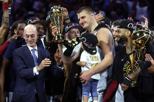 申京：KD对待训练就像比赛一样全力投入，19年如一日的坚持（申京赞KD训练投入如赛场，19年如一日坚持不怠）